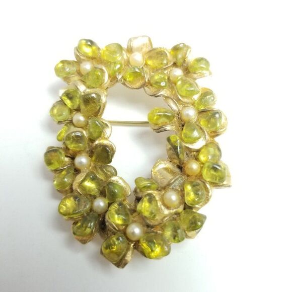Vintage Green Flower Wreath Brooch, Chip Stone Faux Pearl Center Lapel Pin - Picture 2 of 5